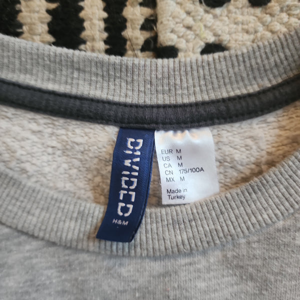 H&M Medium Long Sleeve Sweatshirt