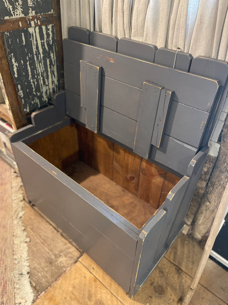 Farmhouse Storage Bench in Ash Gray Finish – Solid Wood with Lift-Top Seat