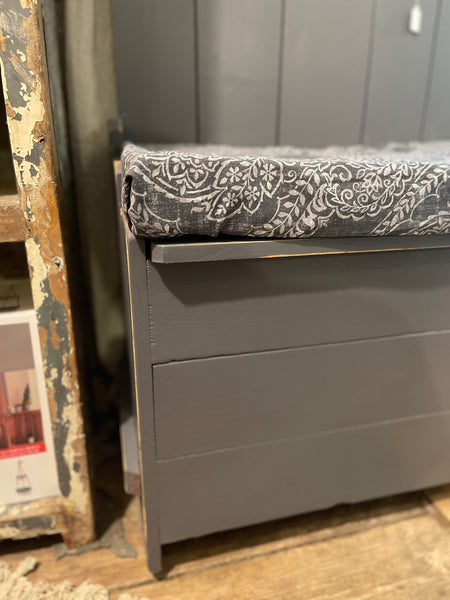 Farmhouse Storage Bench in Ash Gray Finish – Solid Wood with Lift-Top Seat