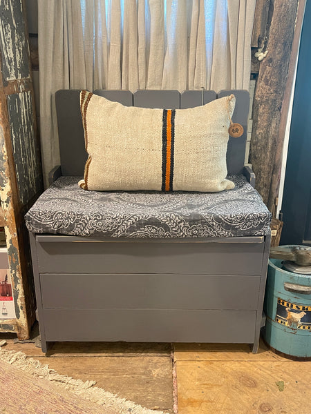 Farmhouse Storage Bench in Ash Gray Finish – Solid Wood with Lift-Top Seat