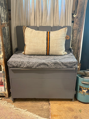 Farmhouse Storage Bench in Ash Gray Finish – Solid Wood with Lift-Top Seat