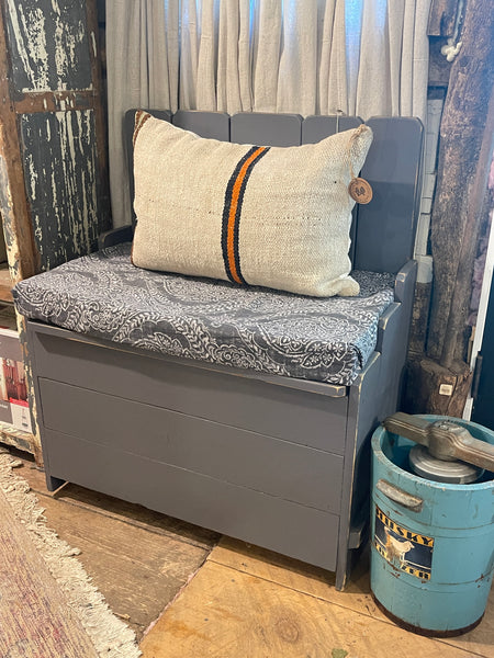 Farmhouse Storage Bench in Ash Gray Finish – Solid Wood with Lift-Top Seat