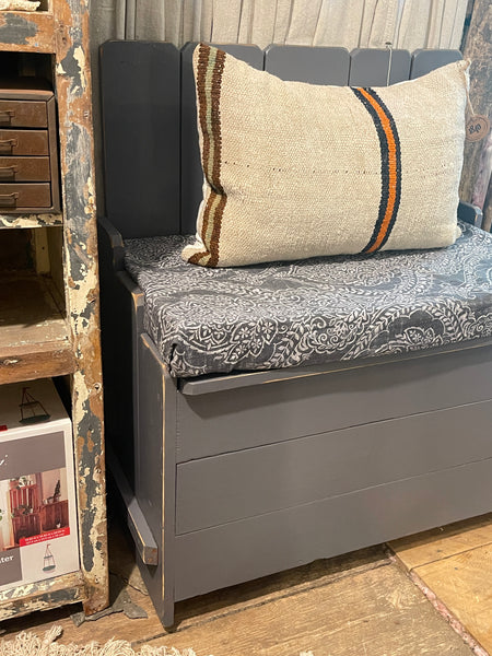 Farmhouse Storage Bench in Ash Gray Finish – Solid Wood with Lift-Top Seat
